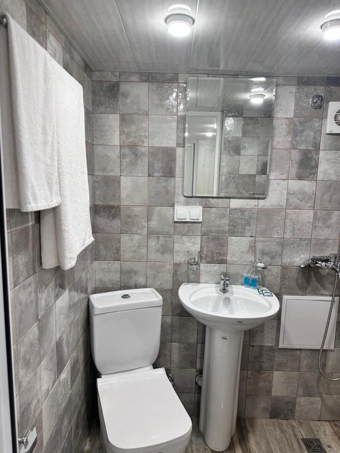 Mandarin Hotel Erevan Esterno foto
