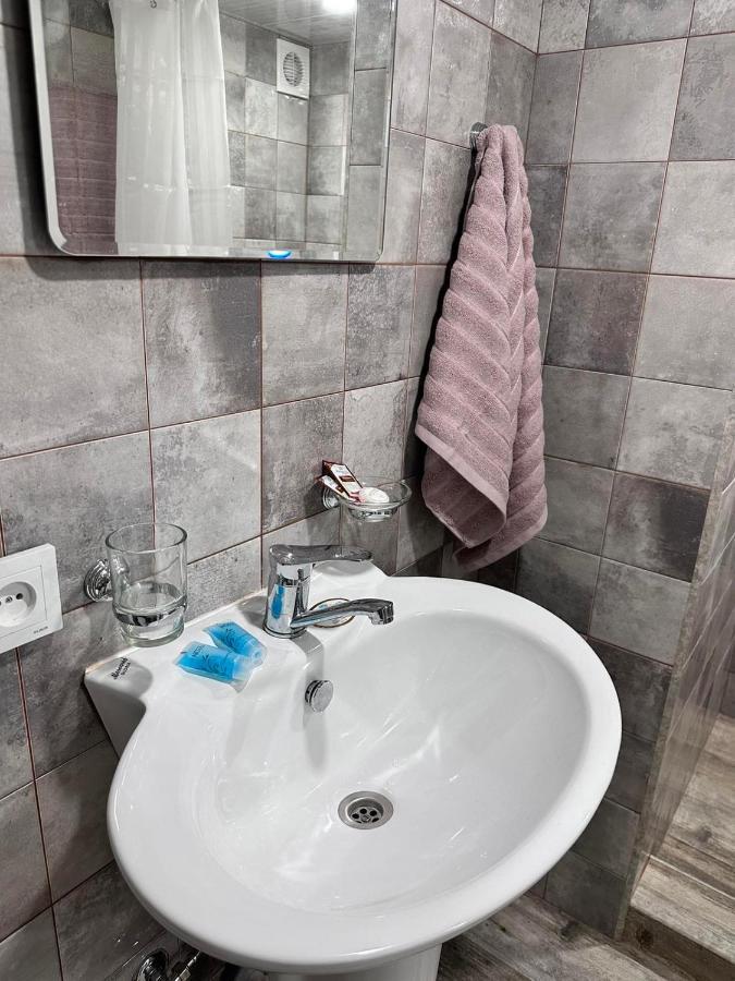 Mandarin Hotel Erevan Esterno foto